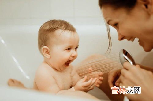 河马的鼻子眼睛和耳朵为什么都长在头顶上,河马的外形特征是什么?