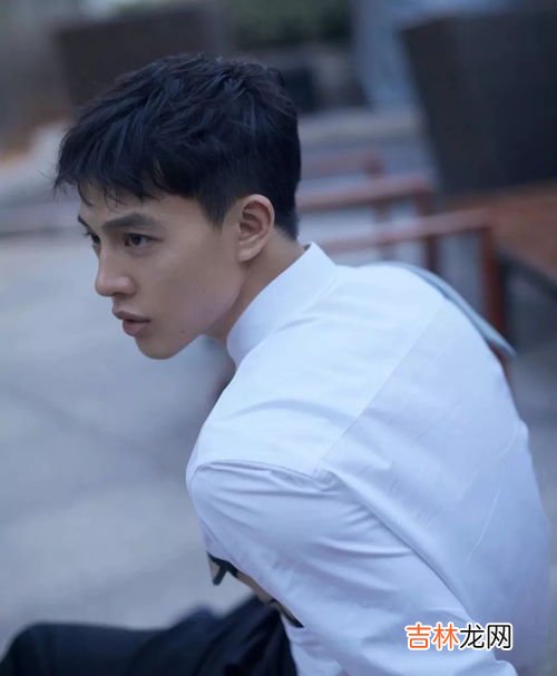 氛围感帅哥是什么,帅哥就是人群中一眼就看见的人，你觉得帅哥是自带氛围感吗？