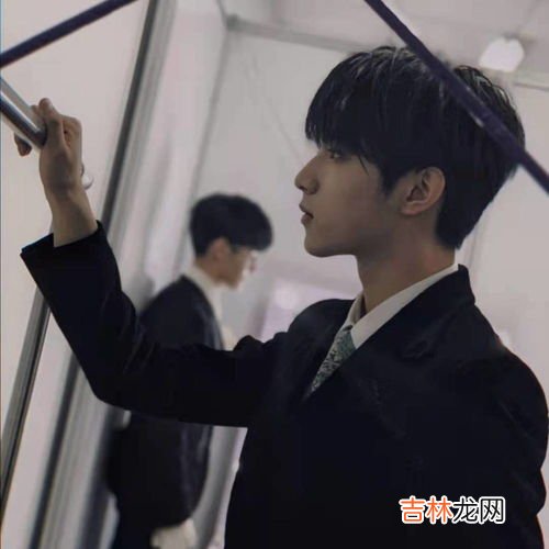 氛围感帅哥是什么,帅哥就是人群中一眼就看见的人,你觉得帅哥是自带氛围感吗?