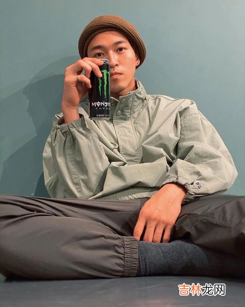 氛围感帅哥是什么,帅哥就是人群中一眼就看见的人，你觉得帅哥是自带氛围感吗？
