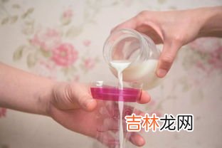 奶粉先放水还是先放奶粉,泡奶粉是先加水还是先加奶粉?