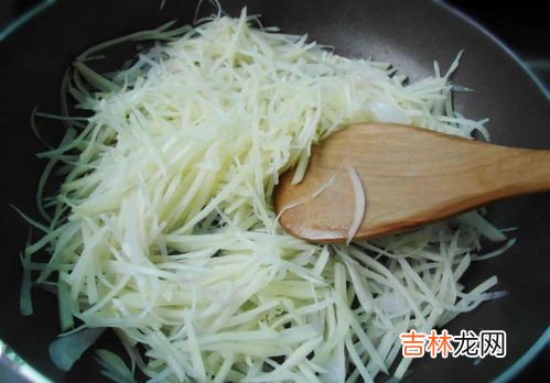 土豆丝泡水里一夜还能吃吗,泡在水里的土豆丝隔夜还能吃吗 土豆怎么保存