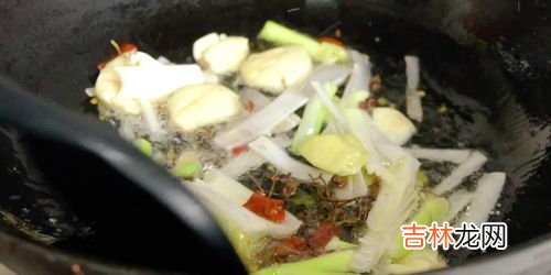 煮鱼皮不破技巧,煎鱼的时候要怎么做鱼皮才会不烂?鱼肉粘锅怎么处理?