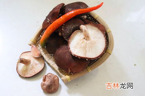香菇根部长白毛了上面还可以吃吗,香菇长白毛了可以吃吗