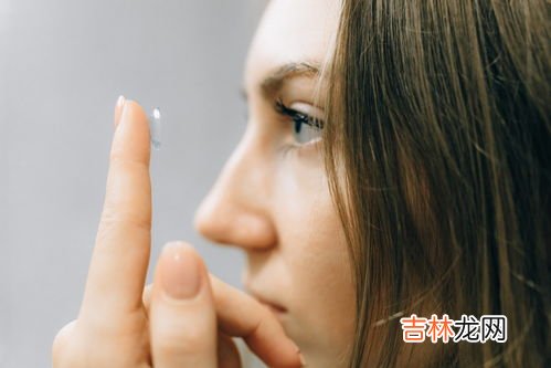 戴隐形眼镜可以洗脸吗,戴着隐形眼镜可以用清水洗脸吗?