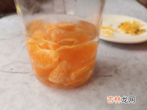 橘子汁碰到气球会不会爆炸,橘子皮可以引爆气球是真的吗?原理是什么?