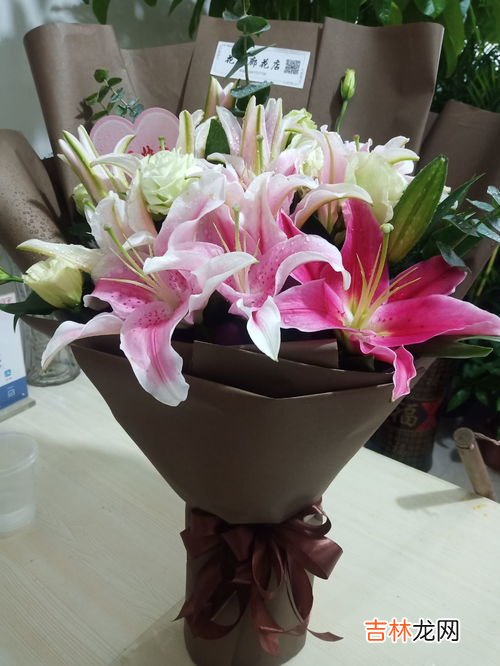 给父母送什么花才合适,你知道有什么花适合送给父母做结婚纪念日礼物吗?