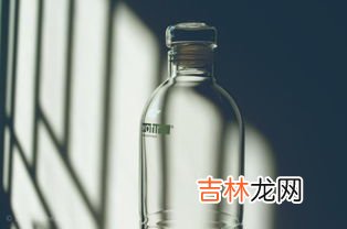 矿泉水放在车里很久还能喝吗,我是男生，我把整箱的矿泉水放到小汽车后备箱里，时间长了能不能喝？