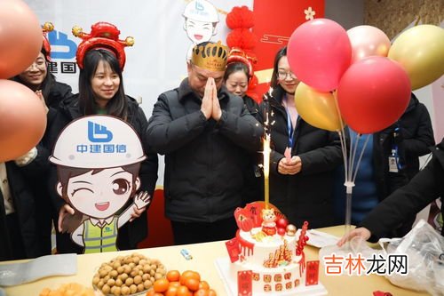 新岁可以比喻生日吗为什么,岁岁年年花相似可以形容生日吗?