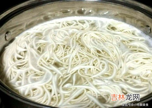 预防煮面食汤溢出来的方法,煮面的时候怎样才能使汤不溢出来?