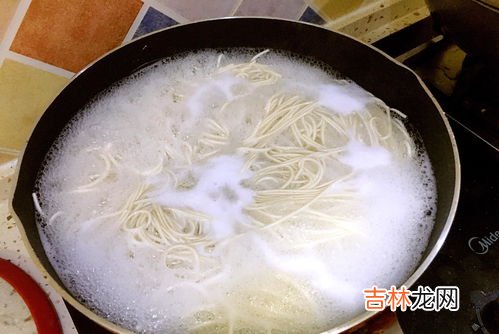 预防煮面食汤溢出来的方法,煮面的时候怎样才能使汤不溢出来?