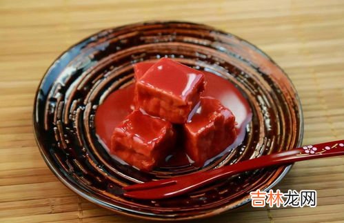 豆腐发酵变红是怎么回事,自己做霉豆腐发酵过程中豆腐表面变红色长了白毛能吃吗求大神帮助