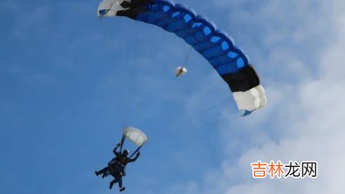 飞机失事为啥不跳伞,客机出现坠机事故,为什么不让乘客跳伞??