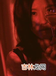 慵懒是一种什么气质,文咏珊性格慵懒随性,衬衫不系扣领口大敞,32岁气质成熟有韵味