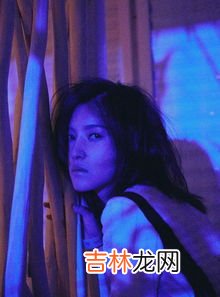 慵懒是一种什么气质,文咏珊性格慵懒随性,衬衫不系扣领口大敞,32岁气质成熟有韵味