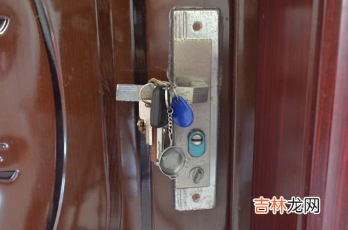 钥匙插在门里面外面能打开吗,门里面插着钥匙从外面开门是不是就不能开了?