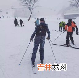 滑雪的时候戴眼镜能戴雪镜吗,近视眼能滑雪吗，必须戴滑雪镜吗