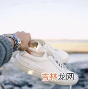 皮鞋子冒白碱怎么处理,骆驼鞋泛白碱如何处理 鞋泛白碱怎么办