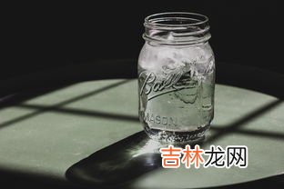 50毫升的水和50毫升的油质量相同吗,50毫升的水和50毫升的食用 油哪个重？