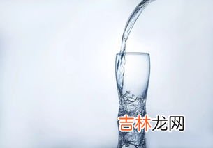 50毫升的水和50毫升的油质量相同吗,50毫升的水和50毫升的食用 油哪个重？