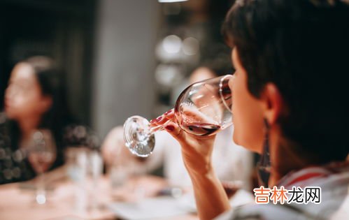 敬酒碰杯与不碰杯区别,给同辈比自己大的敬酒碰杯需要低于对方吗？