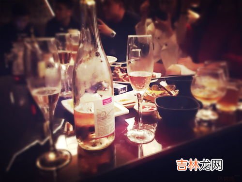 敬酒碰杯与不碰杯区别,给同辈比自己大的敬酒碰杯需要低于对方吗？