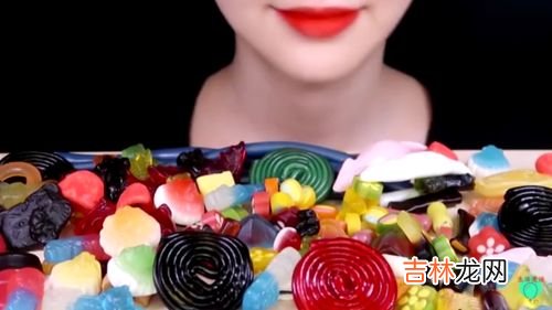 小时候吃的黑色的小球球是啥呀,求一种黑色杂粮:…比芝麻还小,是一种黑色的圆球小颗粒,磨成粉后可…