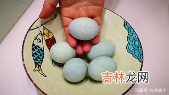 皮蛋切法小妙招,切皮蛋总是粘刀?不要直接下刀切,大厨教你2招,切出来光滑完整