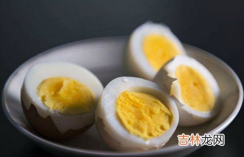 鸡蛋壳不好剥怎么回事,煮鸡蛋有时不好剥皮,是什么原因造成的?