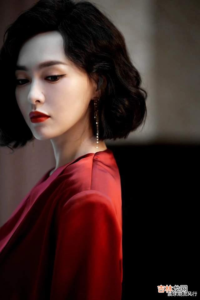 唐嫣 唐嫣cos狂飙大嫂被嘲！穿红衬衣女人味十足，但气场却被高叶比下去