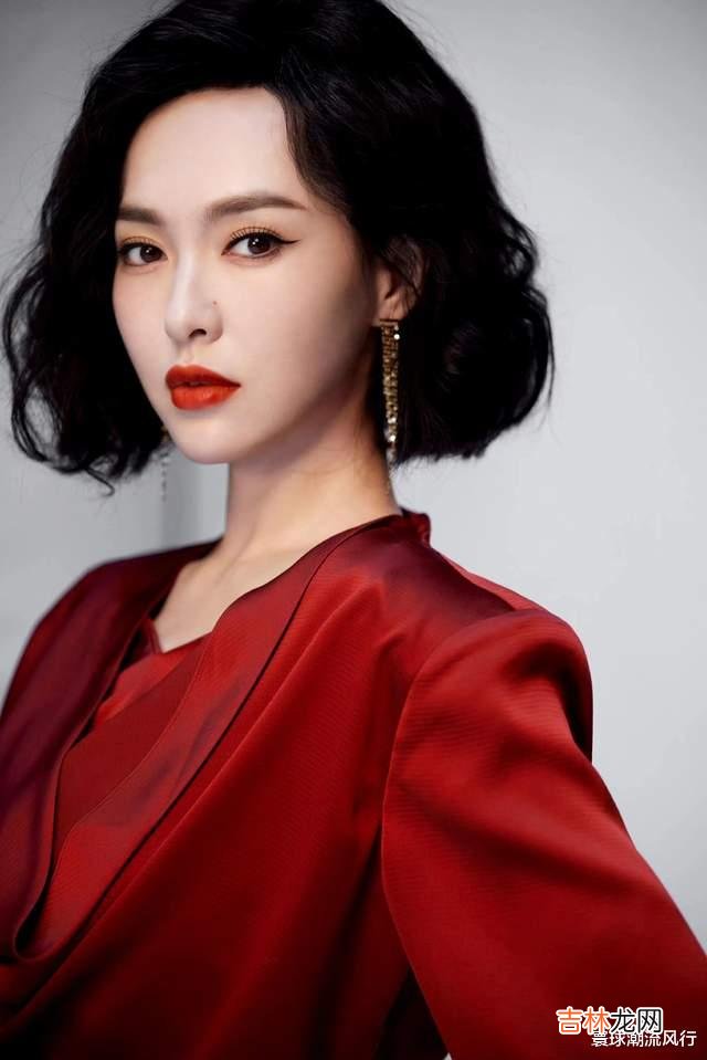 唐嫣 唐嫣cos狂飙大嫂被嘲！穿红衬衣女人味十足，但气场却被高叶比下去