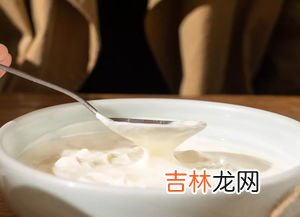 酸奶上面一层水能吃吗,酸奶发酵时间长了上面一层水还能吃吗