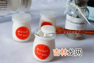酸奶上面一层水能吃吗,酸奶发酵时间长了上面一层水还能吃吗