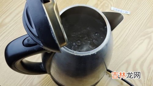 茶壶里面的水垢怎么能去掉,茶壶里的水垢怎么去除