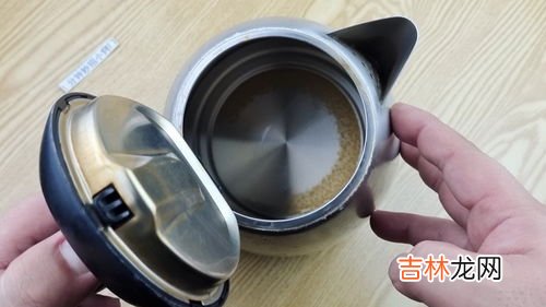 茶壶里面的水垢怎么能去掉,茶壶里的水垢怎么去除