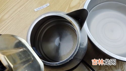 茶壶里面的水垢怎么能去掉,茶壶里的水垢怎么去除