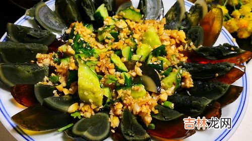 皮蛋上面有雪花能吃吗,如果松花蛋上面出现雪花状东西,还能吃吗?