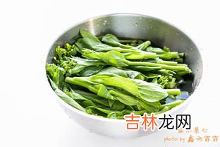 盐水菜心怎么做好吃,白灼菜心时，加什么东西可以让菜心翠绿鲜嫩？