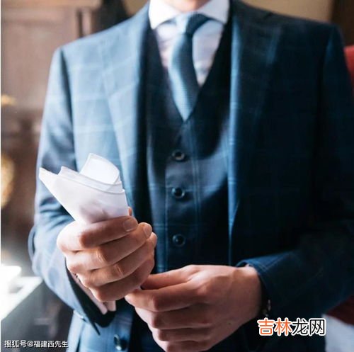 西装口袋巾的含义,有的男的穿西服时在胸兜那里放的是什么啊，露出白边的
