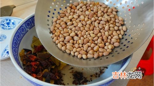 盐炒花生米,盐炒五香花生米怎么炒的又干又脆?