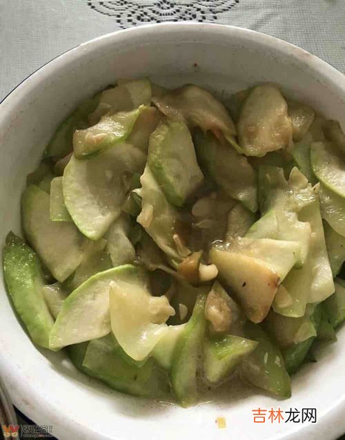 西葫芦可以生吃吗,西葫芦怎么调凉菜?西葫芦可以生着吃吗?西葫芦要削皮吗?