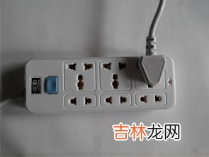 墙上插座滋滋响有危险吗,一个插头插在插座上滋滋的响，会爆炸吗，我想用手拔下来会不会被电死，我很胆小啊