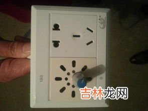 墙上插座滋滋响有危险吗,一个插头插在插座上滋滋的响，会爆炸吗，我想用手拔下来会不会被电死，我很胆小啊