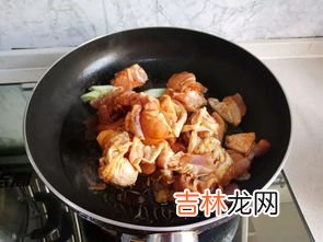 炖鸡需要把鸡先翻炒一下吗,炖鸡之前要不要先炒一下 炖鸡之前用不用先炒一下