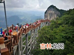 望天门山是张家界的天门山吗,望天门山是诗人在哪里望天门山