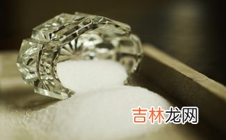 冰块上撒盐能沾住绳子是什么原理,为什么在冰块上放一根细绳子然后撒上盐可以钓起冰块?