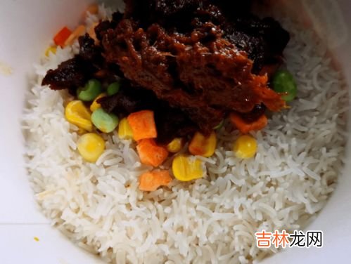 热水一泡就熟的米饭是什么,开水冲泡米饭是普通大米吗
