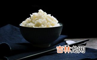 热水一泡就熟的米饭是什么,开水冲泡米饭是普通大米吗