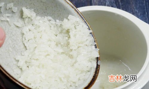 热水一泡就熟的米饭是什么,开水冲泡米饭是普通大米吗