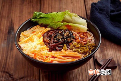 螺狮粉是用冷水下锅还是沸水下锅,螺蛳粉开水煮还是冷水煮呢 螺蛳粉用什么水煮呢